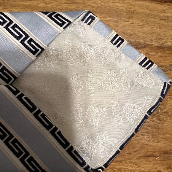 Authentic Versace tie used once in like new condition - Picture 3 of 6